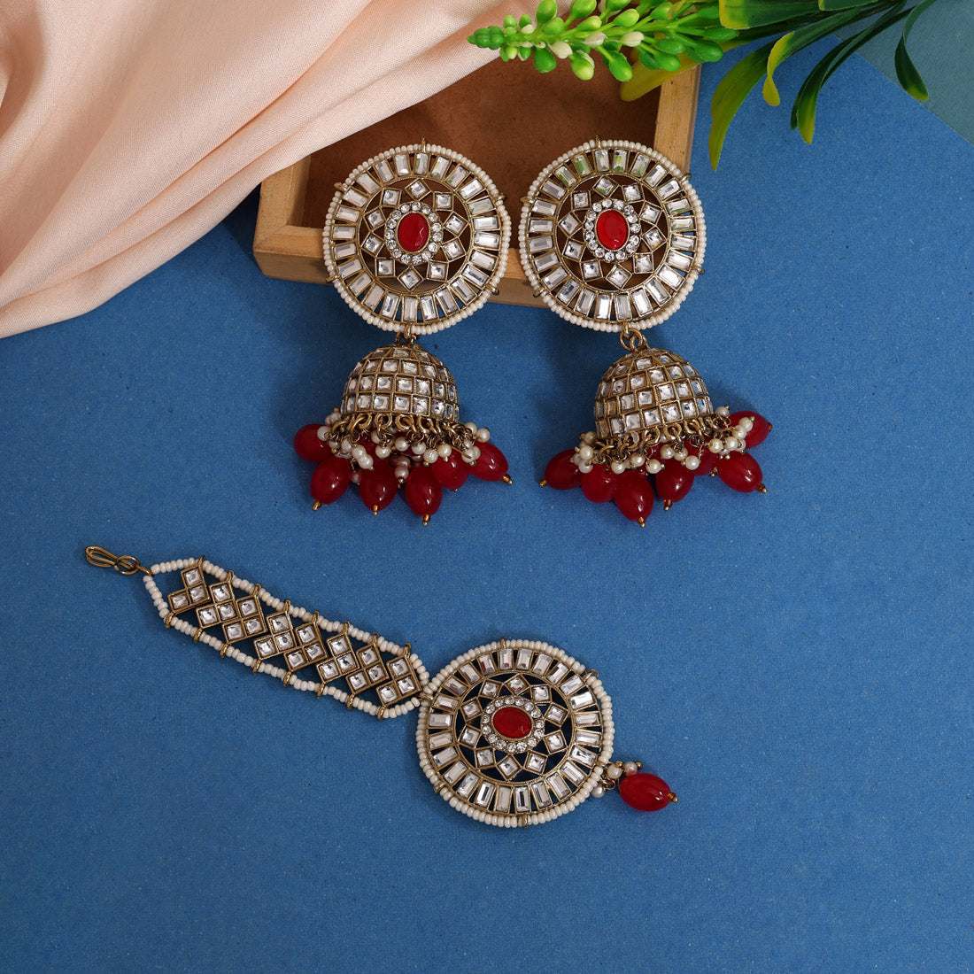 Red Color Kundan Earrings With Maang Tikka