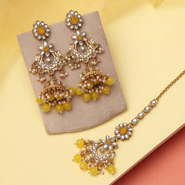 Yellow Color Kundan Earrings With Maang Tikka